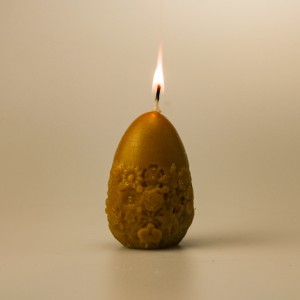 Świeca z wosku pszczelego jajko wielkanocne kwiatowy wzór